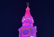 En el Mes Rosa la Torre del Reloj se ilumina con el color de la vida